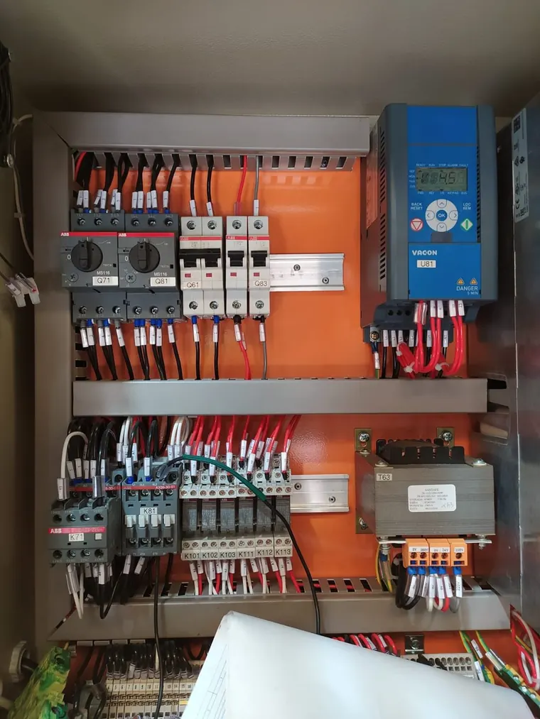 Painel de comando com inversor de frequência montado pela SM Elétrica Indaiá