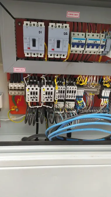 Painel de comando 380V montado e identificado — SM Elétrica Indaiá