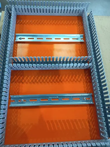 Placa de montagem com trilhos e canaletas — SM Elétrica Indaiá