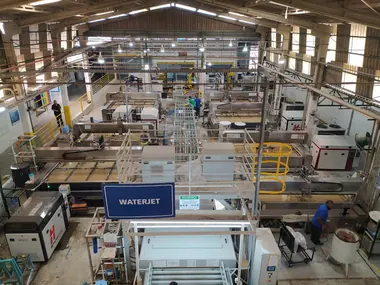 Iluminação de galpão industrial em vista ampla — SM Elétrica Indaiá